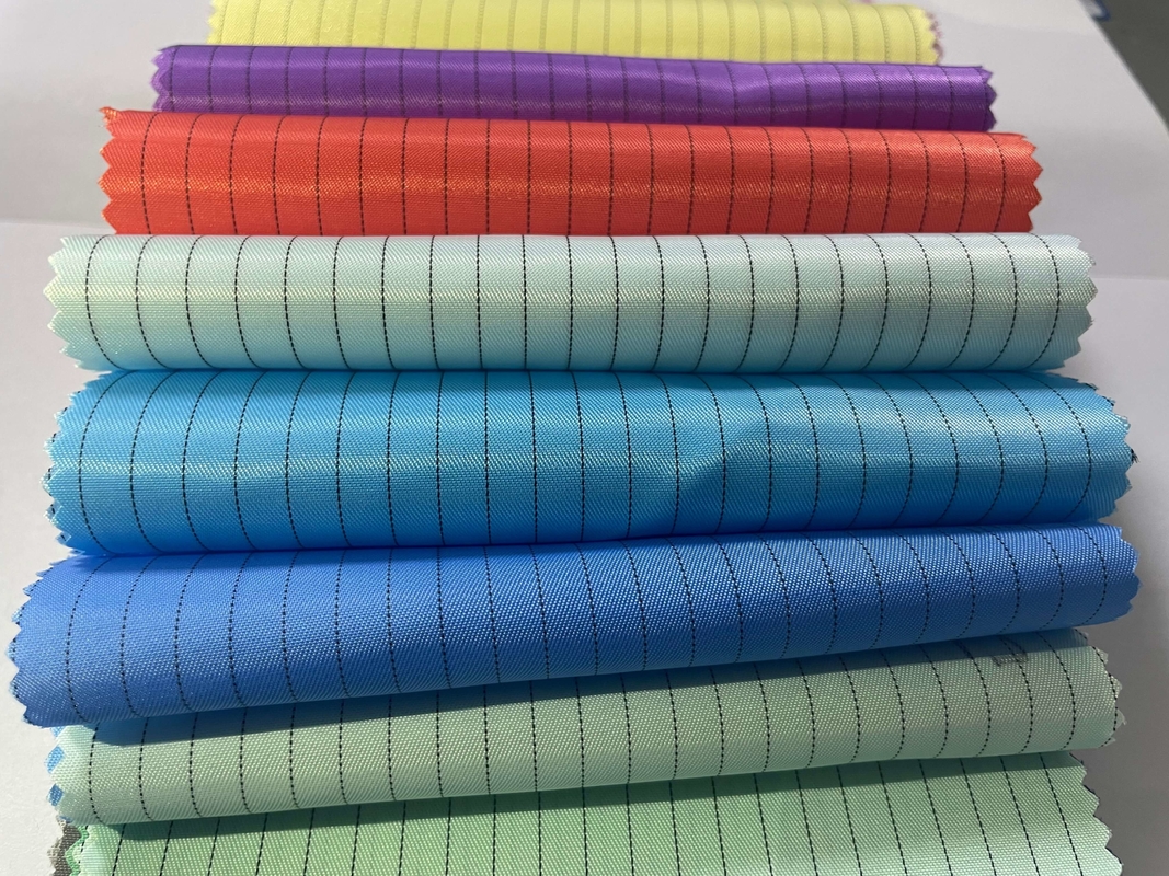 پارچه بافته شده آنتی استاتیک ESD 110 گرمی 5 میلی متری طرح راه راه ضد استاتیک برای تولید پوشاک صنعتی